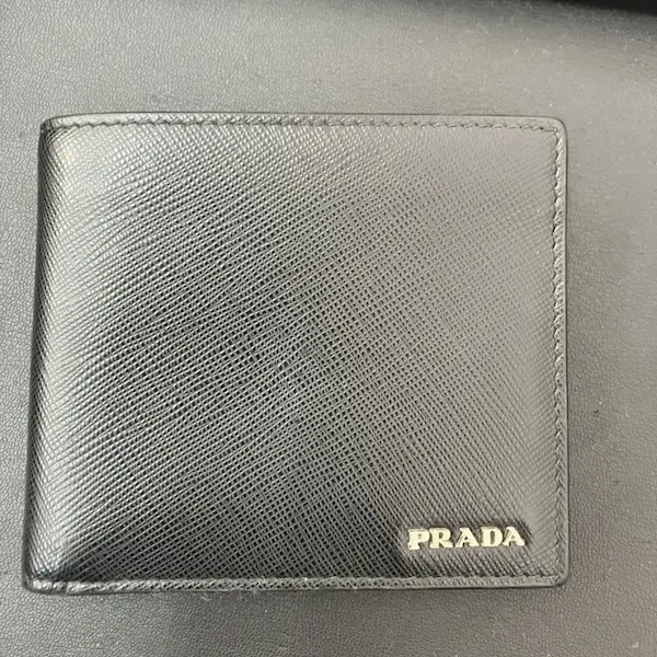 プラダ　サフィアーノレザー　二つ折り財布