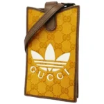 グッチ GGクリスタル スマホケース コーティングキャンバス レザー アディダスコラボ