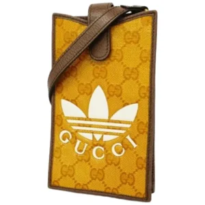 グッチ GGクリスタル スマホケース コーティングキャンバス レザー アディダスコラボ