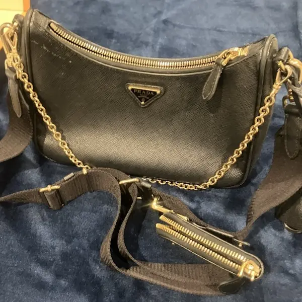 プラダ　Re-Edition 2005　サフィアーノ レザーバッグ