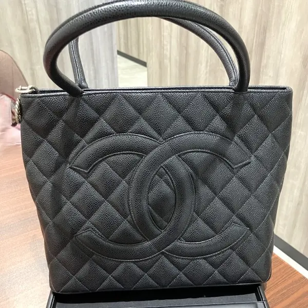 シャネル　復刻トート　キャビアスキン