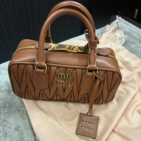 ミュウミュウ　アルカディ　マテラッセレザーバッグ