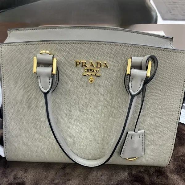 プラダ　サフィアーノ　ハンドバッグ