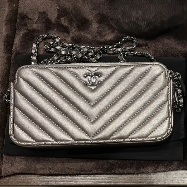 シャネル　Vステッチ　チェーンウォレット
