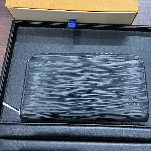 ルイ・ヴィトン　エピ　ジッピー・ウォレット