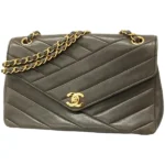 シャネル シェブロン チェーンショルダーバッグ ラムスキン