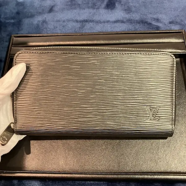 ルイ・ヴィトン　エピ　ジッピー・ウォレット
