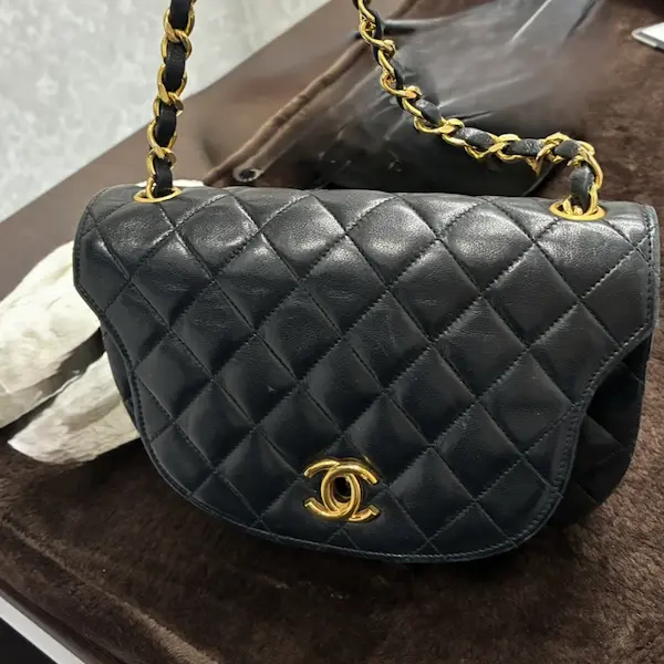 シャネル　マトラッセ　ハーフムーン　チェーンショルダーバッグ