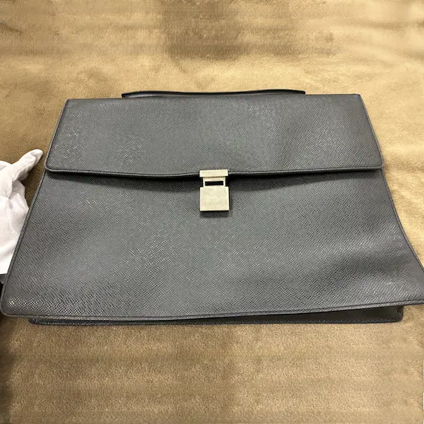 ルイ・ヴィトン　タイガ　ポルト・ドキュマン・アンガラ　ビジネスバッグ