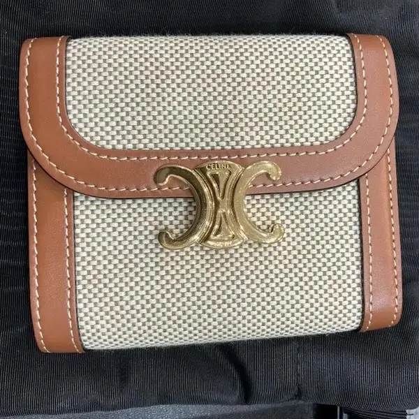 セリーヌ　トリオンフ　スモールフラップウォレット