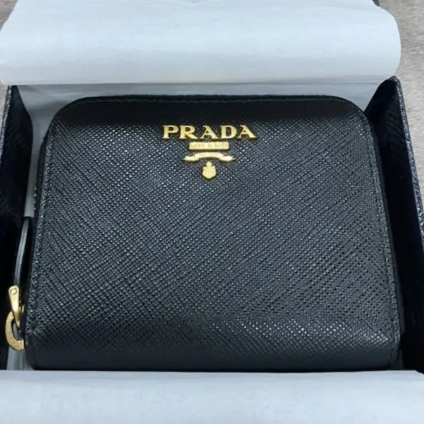 プラダ　サフィアーノレザー　二つ折り財布