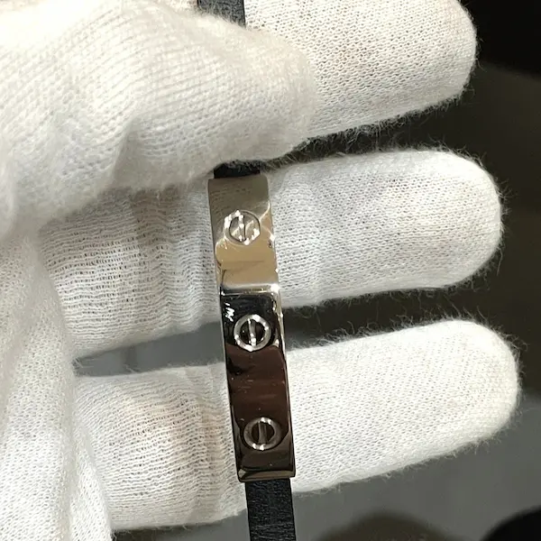 カルティエ　ラブ　プレート　レザーブレスレット