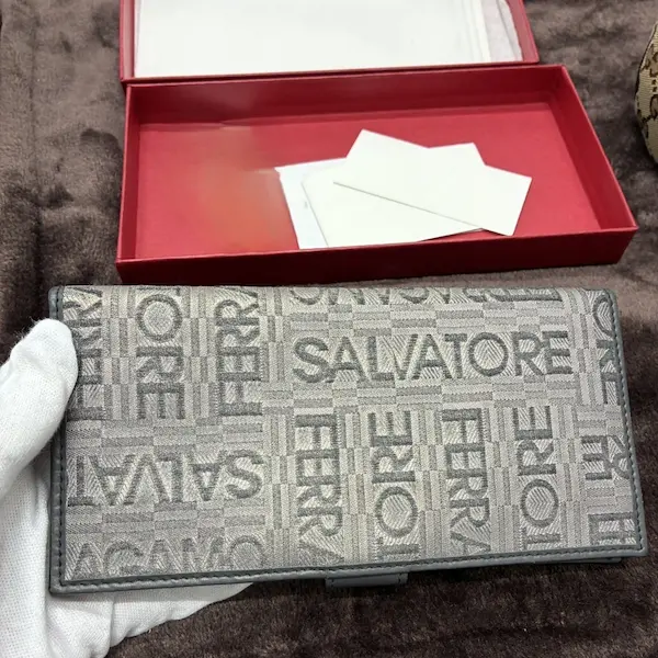 フェラガモ　ロゴジャガード　二つ折り長財布