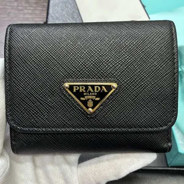 プラダ　サフィアーノレザー　トライアングル　三つ折り財布