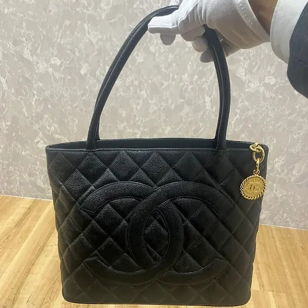 シャネル　復刻トート　キャビアスキン