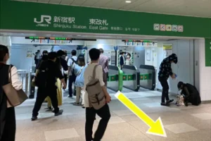 JR新宿駅 東改札から地下街に出ます。