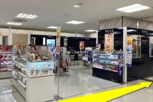 化粧品店を横をそのまま進みます。