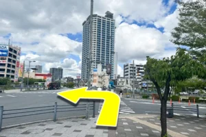 川口元郷駅入口信号交差点の横断歩道を渡り、また左に渡ります。