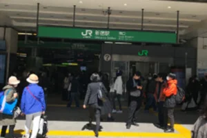 JR新宿駅南口を出ます。