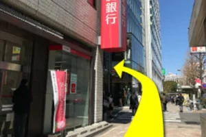 三菱UFJ信託銀行を左折します。