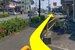 上川原交差点に合流して、そのまま大通り沿いにauショップ方面へ直進してください