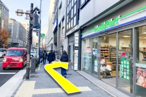 ファミリーマートの隣のビル1階が当店です。