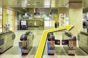 地下鉄南北線の泉中央駅南改札を出て、右斜め前方向に歩きます