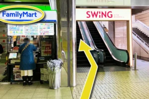 ファミリーマートの右隣りにあるエスカレーターをのぼります