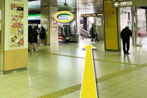 そのまま歩くと、駅構内にファミリーマートがあります