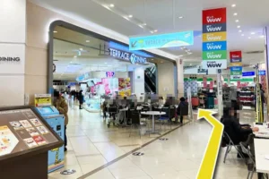 正面玄関から入り、フードコートを左手にそのまま真っ直ぐ進みます