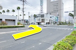道なりに進み、南日本銀行与次郎ヶ浜支店があるT字路を左折します