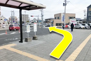駅を出たら、正面のロータリーを右手進み調剤薬局前の信号を直進します。