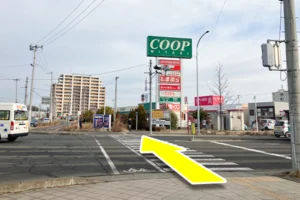 交差点を渡るとCOOPがありますので、敷地内へとお進みください。