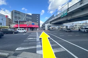 府中インター前交差点をまっすぐ進みます。
