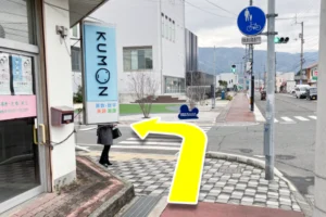 ２つ目の信号で吉野川市民プラザ側へ渡り左へ曲がります。