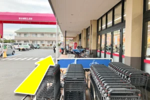 店舗前を横切り50mほど歩きます。