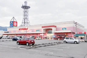 キョーエイ セレブ鴨島店がございます。