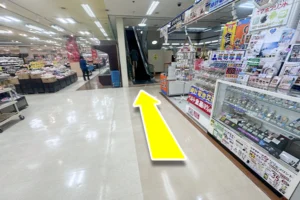 右手の時計屋さん先にあるエスカレーターで2階に上がります。
