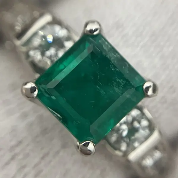 エメラルド　0.85ct