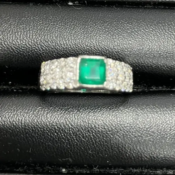 エメラルド　0.82ct