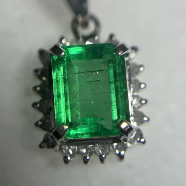 エメラルド　0.84ct