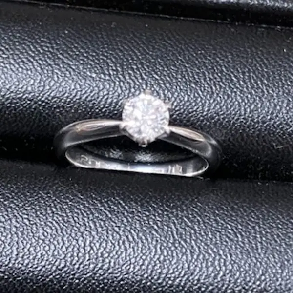 ダイヤモンド　0.377ct