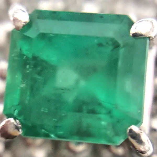 エメラルド　0.74ct