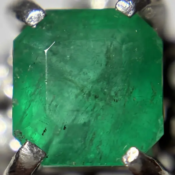 エメラルド　0.69ct