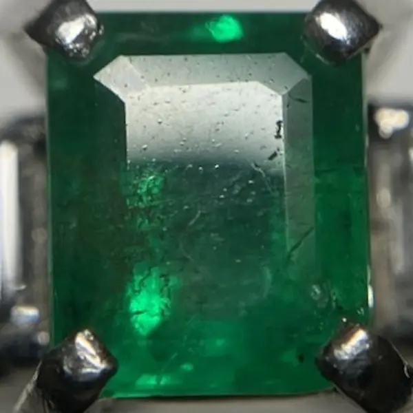 エメラルド　0.69ct