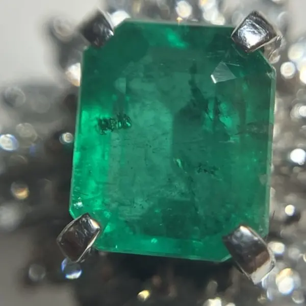 エメラルド　0.66ct