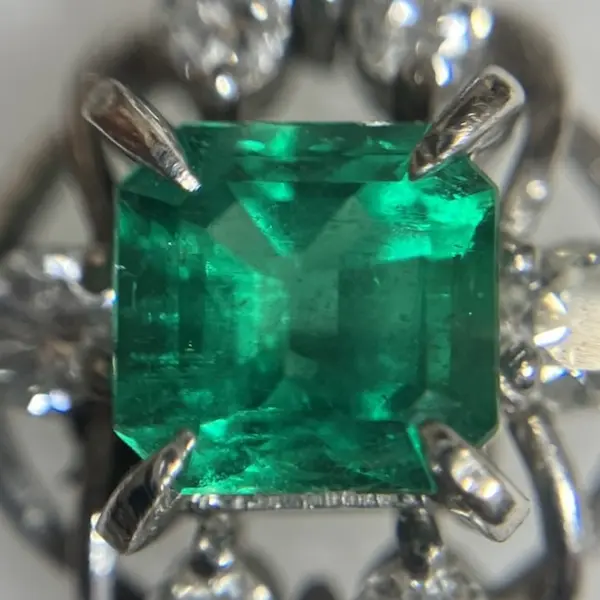 エメラルド　0.77ct