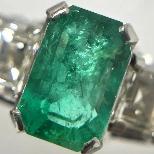 エメラルド　0.63ct