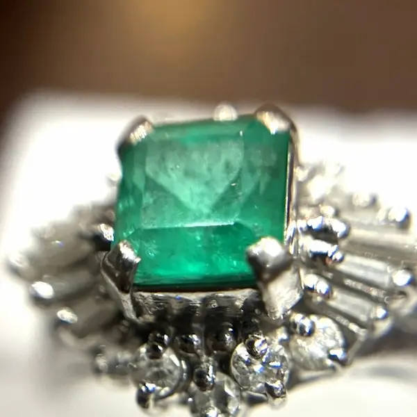 エメラルド　0.66ct