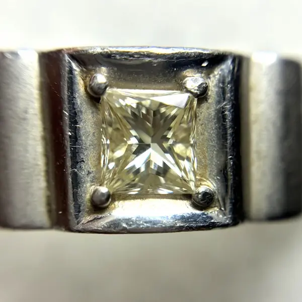 イエローダイヤ　0.3ct